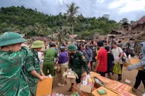 Người dân lặng nhìn tài sản bị cuốn trôi.