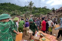 Người dân lặng nhìn tài sản bị cuốn trôi.