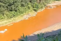 Lập biên bản vụ nước suối Nậm Huống chuyển màu