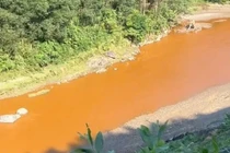 Lập biên bản vụ nước suối Nậm Huống chuyển màu