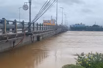 Nước sông Trà Bồng dâng cao, Quảng Ngãi cấm lưu thông qua cầu Châu Ổ 
