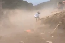 Lốc xoáy bất ngờ ở xã Mỹ Lý, cuốn bay lều bạt của người dân