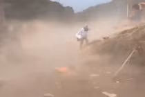 Lốc xoáy bất ngờ ở xã Mỹ Lý, cuốn bay lều bạt của người dân