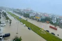 Nghệ An mưa trắng trời trước giờ bão số 10 áp sát Biển đông