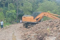 Hàng trăm hộ dân xã miền núi Nghệ An bị cô lập vì mưa lớn kéo dài