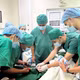 Bé trai 4 tuổi mắc kẹt ngón tay trong ống sắt khi đang chơi đùa