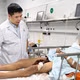 Thanh xà beng dài 1,5m xuyên đùi, người đàn ông sốc chấn thương nguy kịch
