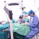 Thăm khám và lấy dị vật trong mắt cho bệnh nhân - Ảnh BVCC