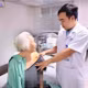 Cụ bà 80 tuổi nhập viện nghi đột quỵ, phát hiện trật khớp vai bỏ sót
