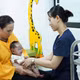 Ho, khò khè, bé gái 4 tháng tuổi mắc vảy cá bẩm sinh, viêm phổi tái diễn