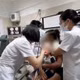 Bé gái 2 tuổi bị nhiều bọ chét ký sinh trên màng nhĩ do tiếp xúc chó mèo