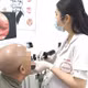 Suýt tắc đường thở vì thói quen nhai đá lạnh sau khi đi nắng