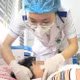 Bé 6 tuổi mang dị tật rò luân nhĩ di truyền qua 3 thế hệ