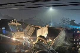 CA Hà Nội khẩn trương điều tra vụ tai nạn tàu hỏa tông nát ô tô tải khiến 2 người thương vong 