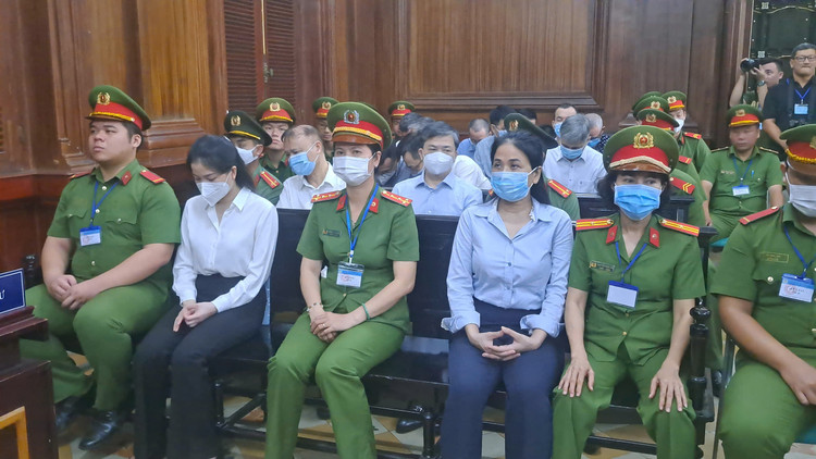 Bị cáo Lê Đức Thọ, nguyên Bí thư Tỉnh ủy Bến Tre (người nhắm mắt ngồi hàng sau bị cáo Mai Thị Hồng Hạnh, Nguyễn Thị Như Phương).