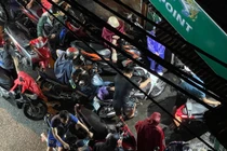 Người dân ở Hà Nội khổ chờ sửa xe sau giờ tan tầm