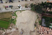 Bãi tập kết VLXD nhếch nhác, ô nhiễm 'nằm chình ình' ở Tây Tựu