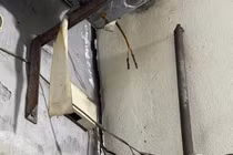 Người dân thấp thỏm sống trong căn nhà nứt, lún giữa Hà Nội