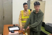 CSGT Hà Nội khống chế thanh niên mang hung khí đi đánh nhau