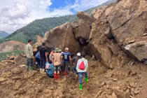 Khẩn trương cứu hộ ô tô chở 3 người mất tích ở Lào Cai