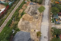 Bãi đổ thải, VLXD trái phép sát đường ray tàu hỏa ở Xuân Phương