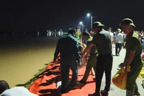 Quân và dân trắng đêm đắp đê ở Bắc Ninh