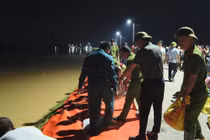 Quân và dân trắng đêm đắp đê ở Bắc Ninh