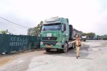 CSGT Hà Nội xử phạt 3 tài xế xe tải làm rơi vãi đất thải xuống đường 