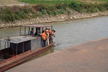 Phú Thọ đang tìm kiếm nạn nhân chìm thuyền trên sông Hồng