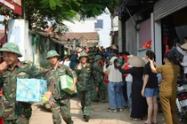 Xúc động phút chia tay của người dân Hợp Thịnh với bộ đội