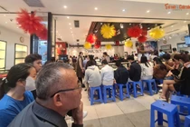 Vàng giảm tiếp, người dân Hà Nội xếp hàng chờ 'bắt đáy' từ sớm