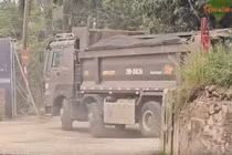 ‘Binh đoàn’ xe chở đất nhộn nhịp vào bãi vật liệu trong đất dự án