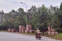 Bãi tập kết vật liệu xây dựng nhếch nhác, ô nhiễm tràn lan ở Tây Tựu