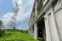 Cận cảnh công trình sát đường điện cao thế, bỏ hoang, cỏ mọc um tùm