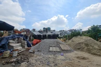 "Biến" lòng đường Hà Nội thành bãi tập kết VLXD