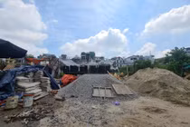 "Biến" lòng đường Hà Nội thành bãi tập kết VLXD