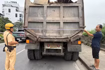 Hà Nội: Đội CSGT số 2 xử lý nhiều xe quá tải, chở hàng rơi vãi