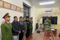 Khởi tố nhóm đối tượng dùng súng đe dọa để đòi nợ