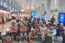 Bão số 11 gây mưa lớn, nhiều hành khách vạ vật chờ ở sân bay Nội Bài