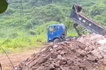 Công an Lào Cai khởi tố đối tượng đổ trái phép hơn 360 tấn chất thải xây dựng