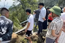 Xe 29 chỗ lao xuống vực ở Tam Đảo, 7 người bị thương