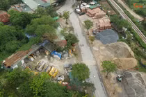 Đối với UBND các xã, phường căn cứ danh sách các địa điểm tập kết, kinh doanh vật liệu xây dựng, tài nguyên khoáng sản hoạt động không phép và các địa điểm có dấu hiệu lấn chiếm đất đai để tổ chức tuyên truyền, vận động các cơ sở kinh doanh vật liệu xây dựng, tài nguyên khoáng sản và các địa điểm có dấu hiệu lấn chiếm đất đai tự giác ngừng hoạt động và giải tỏa các vi phạm; Chủ động xây dựng kế hoạch kiểm tra, làm rõ và kiên quyết xử lý, giải quyết triệt để, dứt điểm các vi phạm nhưng không chấp hành việc giải tỏa… Tuy nhiên, theo phản ánh của người dân, tại khu vực ngõ 56 Phương Canh (phường Xuân Phương, TP Hà Nội) xuất hiện một số bãi vật liệu xây dựng trái phép, có dấu hiệu sử dụng sai mục đích đất, hoạt động gây ảnh hưởng đến môi trường, cuộc sống người dân. Đặc biệt, các bãi tập kết vật liệu xây dựng trái phép nằm sát với đường ray tàu hỏa, vi phạm quy định về hành lang an toàn đường sắt.