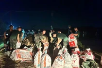 Xúc động quân và dân Bắc Ninh trắng đêm giữ đê 