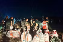 Xúc động quân và dân Bắc Ninh trắng đêm giữ đê 