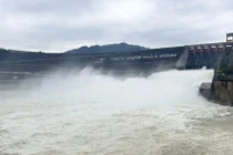 Chiều 30/9, đóng 1 cửa xả đáy Thủy điện Hòa Bình