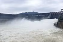 Chiều 30/9, đóng 1 cửa xả đáy Thủy điện Hòa Bình