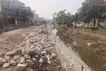 Dự án xây dựng công trình cải tạo, nâng cấp đường dân sinh đoạn từ gốc Đề xóm Thuận Thành có chiều dài hơn 1.500m. Thiết kế nâng cao so với mặt đường cũ trung bình từ 10-20cm, bề rộng mặt đường 5-5,5m. Độ dốc ngang mặt đường 2%, độ dốc ngang lề đường 4%. Mặt đường láng nhựa 3 lớp; dày 3.5cm, tiêu chuẩn nhựa 4.5 kg/m2. Làm mới 03 cầu bản mố nhẹ thay thế cầu hiện trạng đã xuống cấp, quy mô nhỏ hẹp. Lan can cầu bằng thép hình thép bản, tay vịn bằng thép ống. Kè đá gia cố mái taluy, thân mái kè, chân khay đá vữa XMCV M100… Hiện dự án đang được triển khai các hạng mục bờ kè.