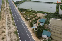 Công trình trái phép ‘mọc’ bên đường trục phía Nam Hà Nội 