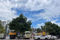 Xe đỗ trái phép vẫn hoành hành ở phố Nguyễn Hoàng, Hà Nội