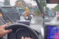 Cảnh sát giao thông Hà Nội mở đường đưa người bị rắn cắn đi cấp cứu